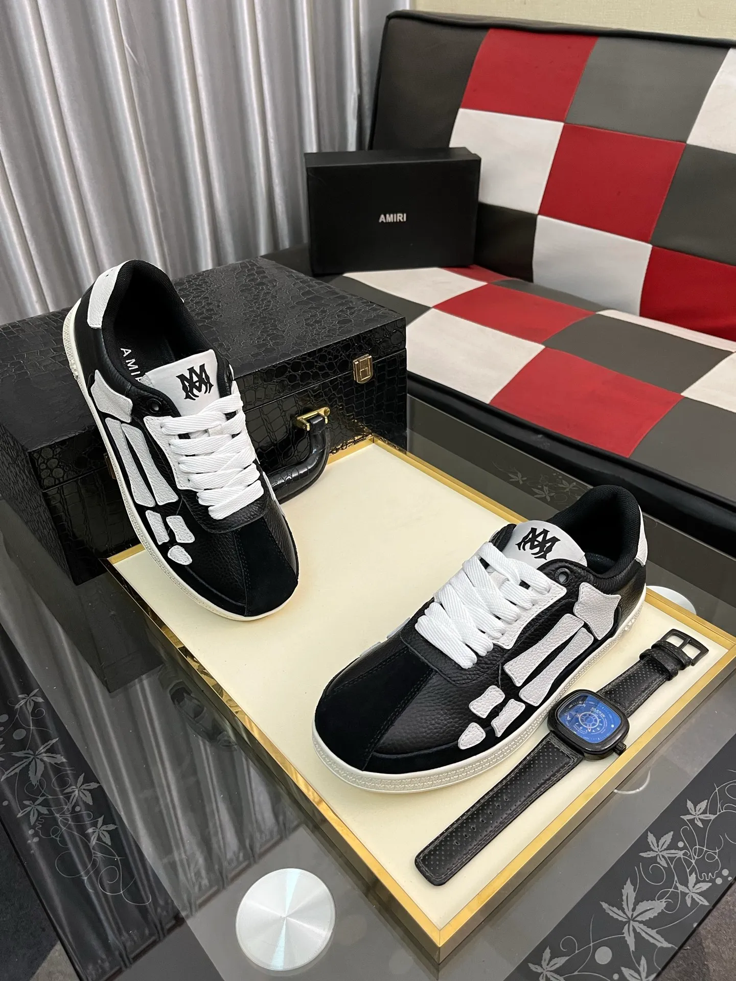 Men's shoes 💰420⌚️⌚️《AMIR*》New men's low-top casual sports sneakers bone shoes, another pair of irresistible bone shoes. Bone shoes are one of AMIRI's most popular items. They use first-layer cowhide uppers. The side bones are made of two cowhide laminations. They have a three-dimensional feel. The leather incisions are all oil-edged. Contrasting color design. Simple style. Fashionable sports. Customized metal LOGO nameplate to embellish shoelaces. Exclusive control of top version. Supports comparison. Breathable mesh lining Original rubber outsole A must-have item for daily leisure Suitable for various occasions Check it out if you pursue high quality Super cool uppers Size: 38-443️⃣ Colors available